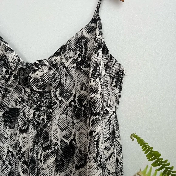 Chic Snake Print Cover-up - Picture 3 of 7